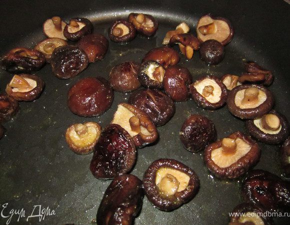 В сковороде разогреть небольшое количество масла, обжарить в нем  имбирь 30 сек., затем добавить грибы и обжарить 3 минуты.