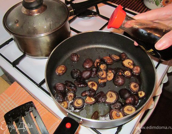 Добавить соевый соус. Прогреть 2 минуты.