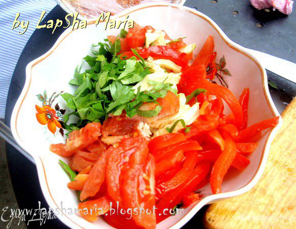 Нарезаем полосками перец и томат и добавляем в миску.