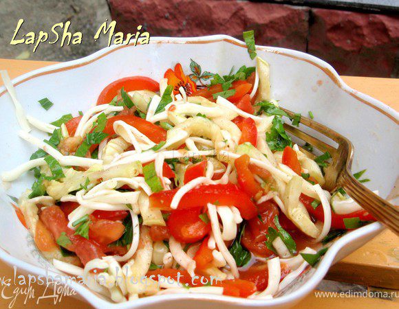 Немного посолить и приправить прованскими травами. Никакой заправки не требуется, все итак прекрасно смешивается. При желании можно добавить немного оливкового масла. Для вегетарианцев или тех, кто придерживается поста, можно не добавлять сыр, салат все равно останется очень вкусным. Приятного аппетита!