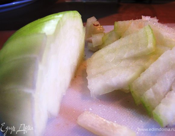 Для начинки подготовьте лук, мелко нарежьте.