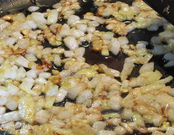 Обжарьте на среднем огне до полупрозрачности.