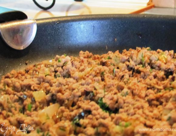 Перемешайте и 2 минуты обжарьте, начинка готова.