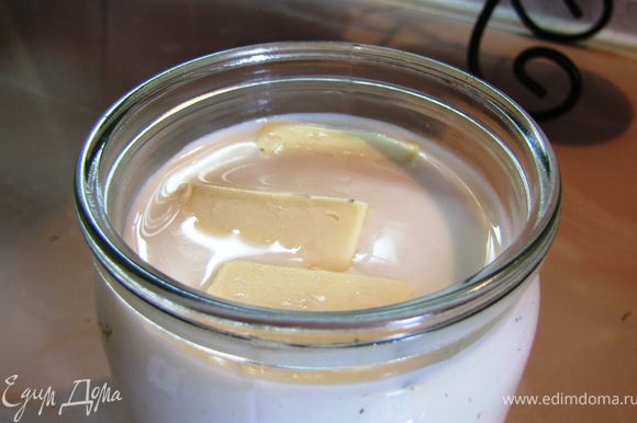 В молоко добавьте сливочное масло и поставьте в микроволновку на 1 минуту, пусть прогреется.