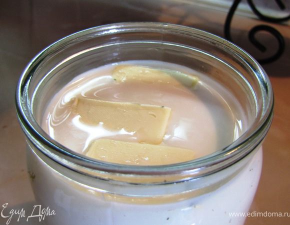 В молоко добавьте сливочное масло и поставьте в микроволновку на 1 минуту, пусть прогреется.