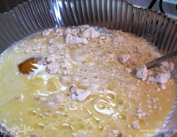 Добавьте в подогретое молоко с маслом и перемешайте миксером 2–3 минуты.