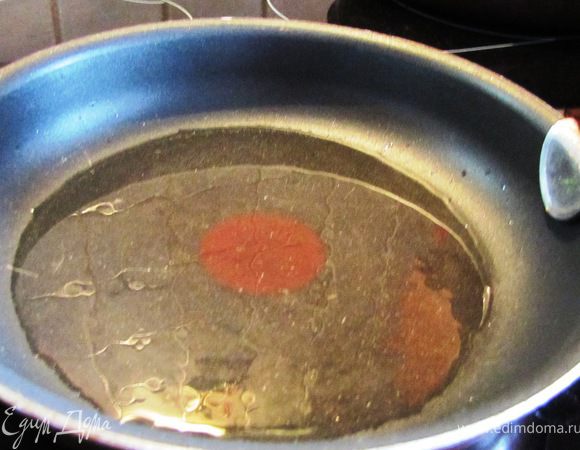 В это время разогрейте сковороду с растительным маслом. 