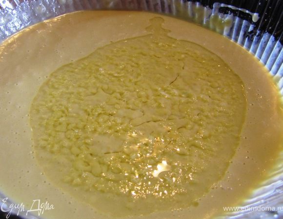 Когда сковорода достаточно нагреется, остатки масла слейте в тесто, еще раз перемешайте. 