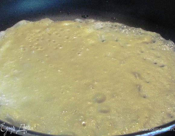 Испеките блины. На горячую сковороду налейте тесто.