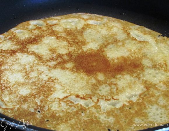 Через 1 минуту переверните и пеките еще 15–30 с с другой стороны.