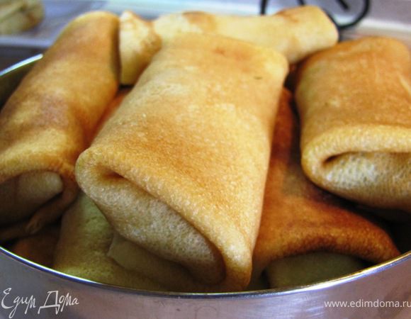 Вот наши блины, угощайтесь!