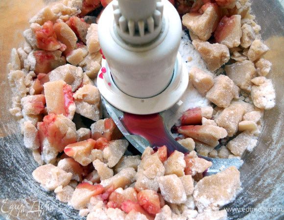 Марципан растереть с сахарной пудрой и сиропом ***для интенсивности цвета можно подкрасить красителем***...