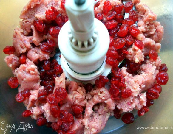 Добавить черешню (немного отложить для украшения).