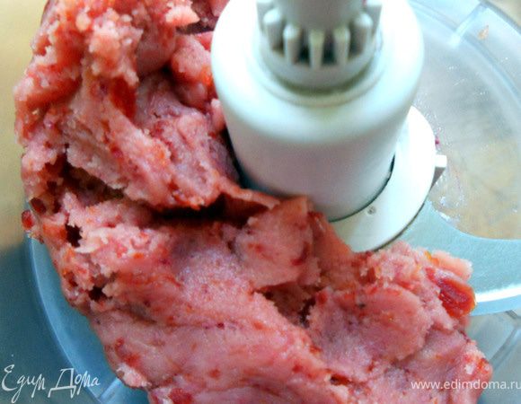 И еще раз растереть в комбайне, так, чтобы сохранились достаточно крупные кусочки черешни. 