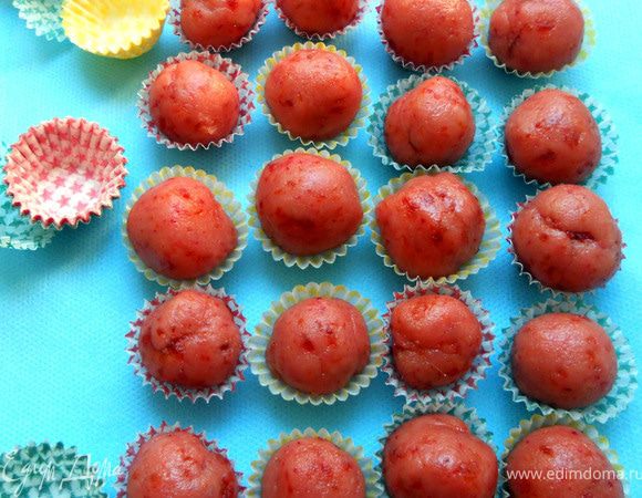 Сформировать конфеты, смачивая руки водой.