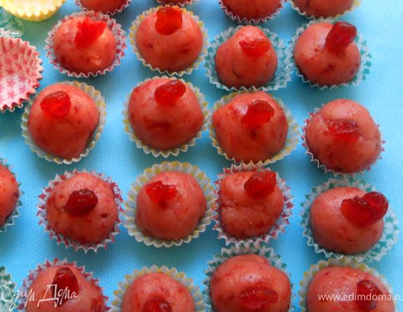 Украсить по желанию. ***Изначально планировал покрыть шоколадной глазурью, но потом поленился и просто украсил черешней***. До подачи держать в холодильнике. 