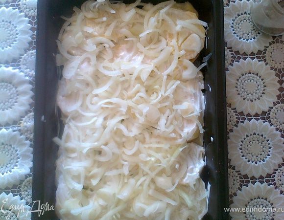 1 слой:
Картофель почистить ,порезать тонкими пластинами,смазать майонезом,посыпать соль и перец.Так же поступаем с каждым слоем. Сверху кладем порезанный репчатый лук. 