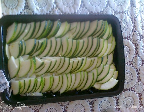 2 слой:
Цукини порезать по пополам ,потом тонкими пластинами.  