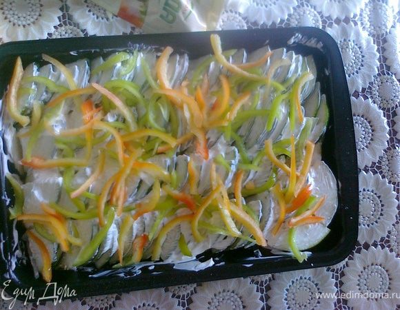 3 слой:
Болгарский перец порезать  тонко. 