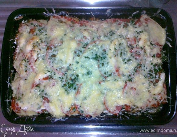 5 слой:
Помидор режем тонко,выкладываем поверх баклажана.Сверху посыпаем мелко порезанной петрушкой.И отправляем в разогретую духовку до 180 градусов на 30-40 минут. За пять минут до приготовления вынуть противень, сверху посыпать натертым на мелкой терке сыром и отправить обратно в духовку,чтобы сыр расплавился. Приятного аппетита !!!      