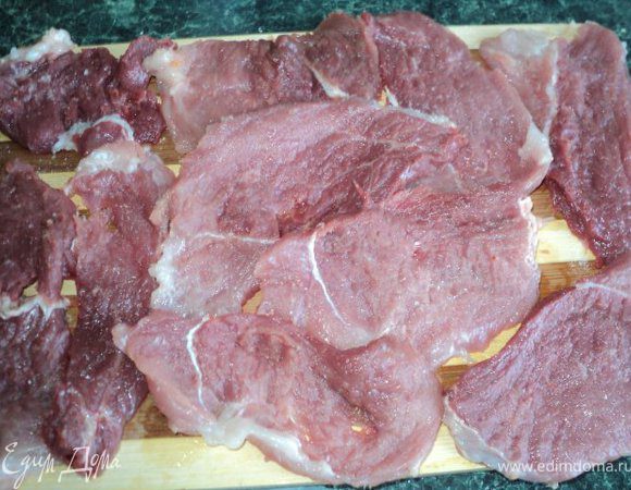Свинину порезать на небольшие отбивные, отбить , посолить, поперчить.