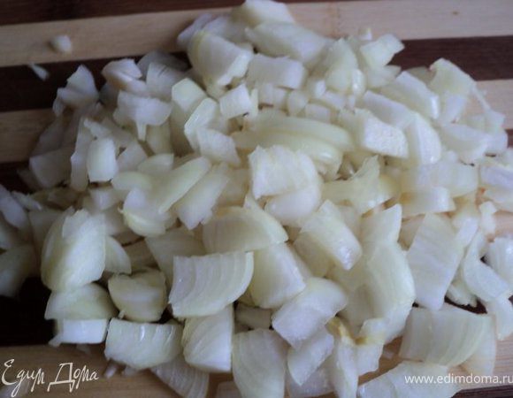 Картофель почистить, порезать тонкими кружочками.
Лук мелко порезать.
