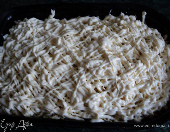 Посыпать равномерно потертым сыром, залить  равномерно майонезом. Накрыть крышкой, запекать в духовке  при температуре 200 градусов 60-80 мин ( до золотистой корочки ).