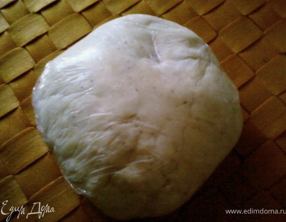 Добавить 1 яйцо,молоко,хорошо замесить тесто,придать ему форму шара,завернуть в пленку и охладить в течении 30 минут.