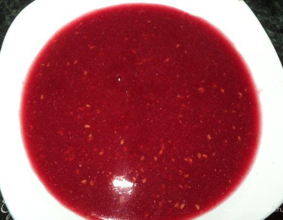 Желатин залить 40гр воды, дать набухнуть, затем распустить на водяной бане. Малину измельчить в блендере, затем протереть через сито,  смешать с 2 ст.ложками сахарной пудры, добавить распущенный желатин.