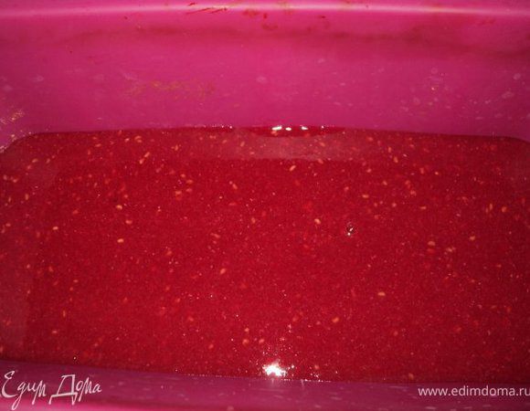 Половину малинового пюре вылить в прямоугольную форму, разровнять и поставить в морозилку на 10мин.