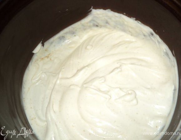 Сливки взбить с 2 ст.ложками сахарной пудры.