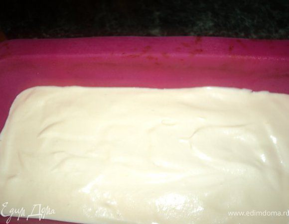 На застывшее малиновое пюре выложить половину сливочно-творожного крема, поставить в холодильник на 30мин.