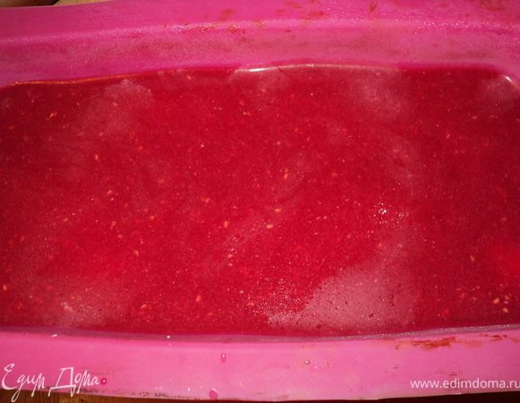 Затем на застывший крем выложить вторую половину малинового пюре, поставить в морозилку на 10мин для застывания.