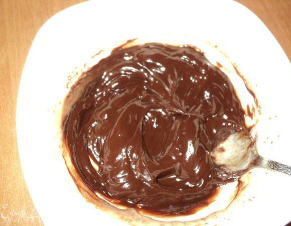 Шоколад поломать на кусочки, добавить 2 десертные ложки сливок, растопить в микроволновке ( 30сек при максимальной мощности) или на водяной бане. Ввести шоколад по чайной ложке во вторую половину сливочно-творожного крема.