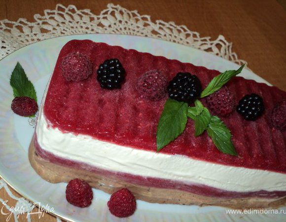 За полчаса перед употреблением достать десерт из формы, украсить малиной, листиками мяты, поставить семифредо  в холодильник, что бы стал мягче. 