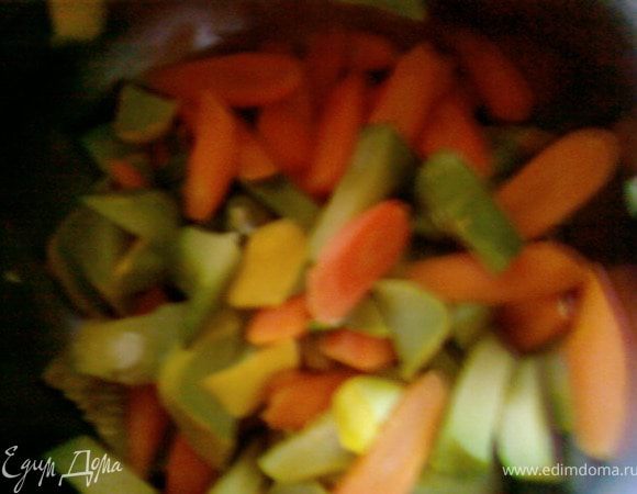 Цукини,морковь нарезать небольшими кусочками и бланшировать овощи в подсоленной воде 3 минуты.Слить воду и оставить остыть.