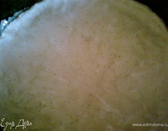 Форму застелить бумагой для выпечки,смазать маслом,выложить на неё тесто,равномерно пальчиками распределяя его по форме делая небольшой бортик по краю формы.В нескольких местах наколоть тесто вилкой.