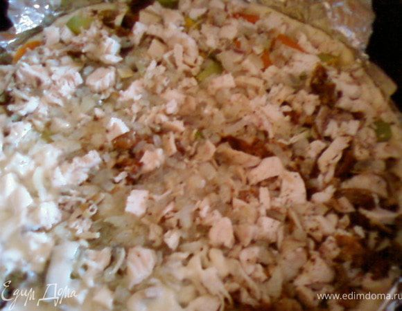 В форму на тесто выложить поджаренный лук,овощи,куриное мясо.Посыпать тертым сыром и залить сливочно-яичной массой.Выпекать 20-30 минут при температуре 180С.