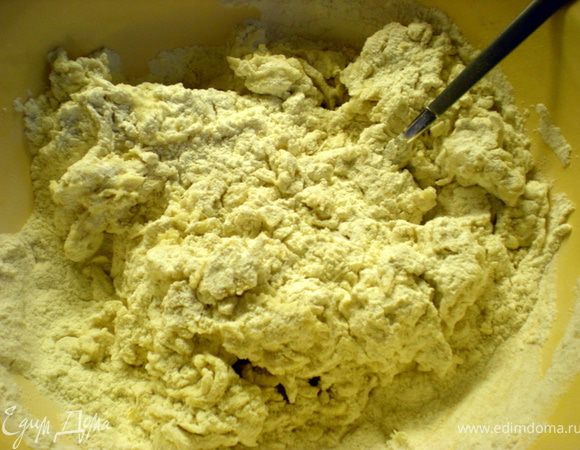 Замесить тесто.Скатать в шар,накрыть салфеткой и оставить подходить.У меня поднялось за 30 мин.