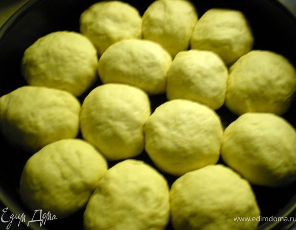 Сформировать шарики и выложить их в форму.Я брала с разъёмными бортами и форму смазала маслом.Выкладываем шарики на расстоянии друг от друга.