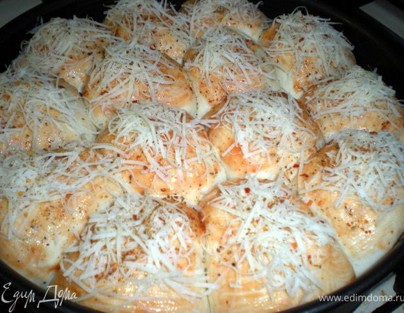 Сверху фокаччу смазать кетчупом,как в моём случае,а можно оливковым маслом и посыпать любимыми травками или приправами.Посыпать тертым пармезаном и еще я присыпала итальянской приправой для пиццы.