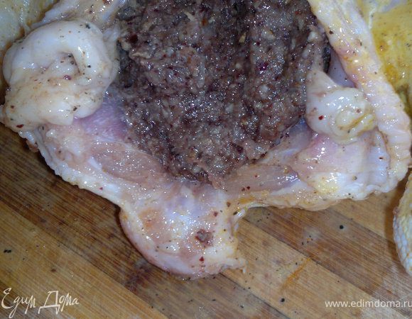 готовим начинку,лук порезать,пожарить(чють-чють) затем провести через мясорубку а затем и орехи,через мясорубку,добавить к ним ткемали или же( пастила из алчи),предворительно вымачив ее в воде (у меня был сумаг,немножко добавила) всю начинку рапределяем во внтрь курицы