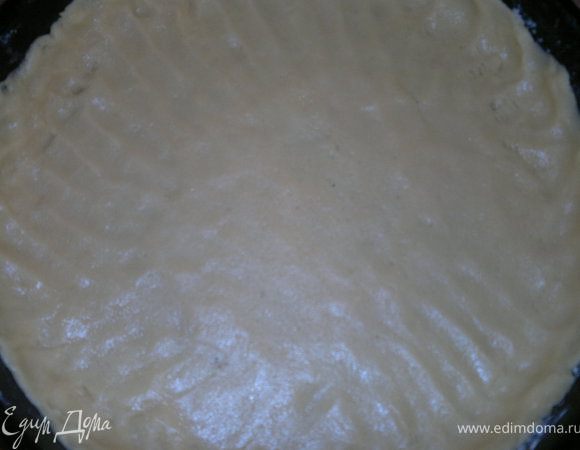 Замешиваем тесто,укладываем на противень,делаем бортики