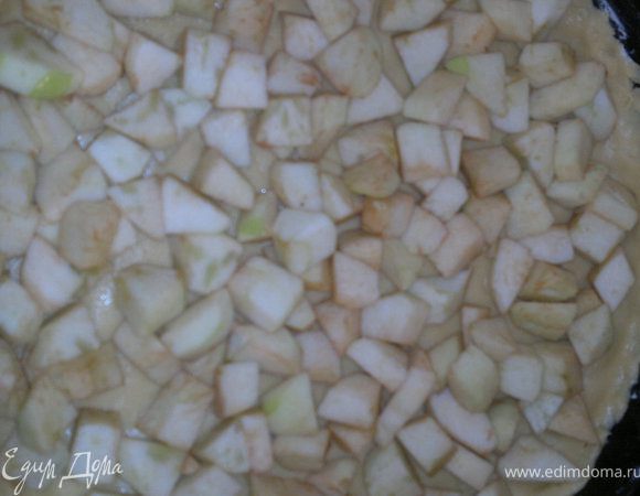 яблоки режим на кубики и выкладываем на тесто
