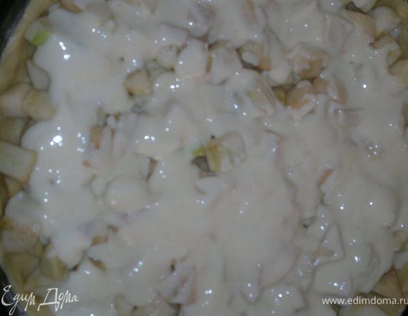 готовим крем(я добавила сок,пол лимона)Крем выливаем на яблоки и отправляем в печку,готовится при 180% минут 20-25,(у кого как с печкой)проверять готовность палочкой)