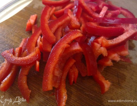 перец очищаем от всего лишнего и режем тоже соломкой