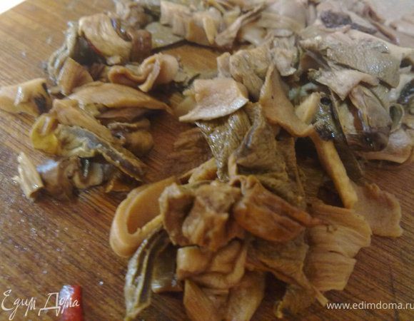 грибы достаем из воды, отжимаем лишнюю влагу и режем