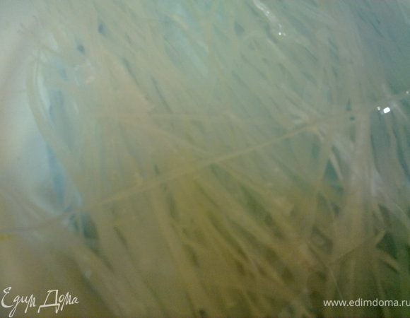 лапшу замачваем в большом количестве холодной воды минут на 15 чтобы она стала мягкой но не раскисла...все делаем заранее, потому что потом все будет происходить очень быстро)))