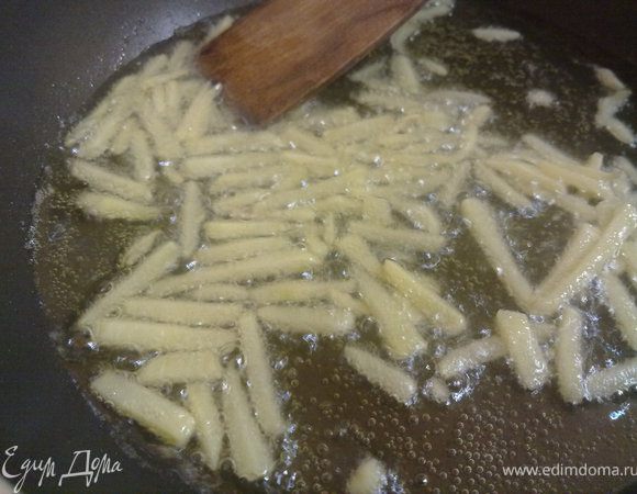 в сковороде (или воке) разогреваем масло и обжариваем имбирь с пол минуты