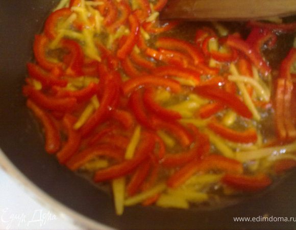 увеличиваем огонь и добавляем перец и постоянно помешивая готовим около минуты